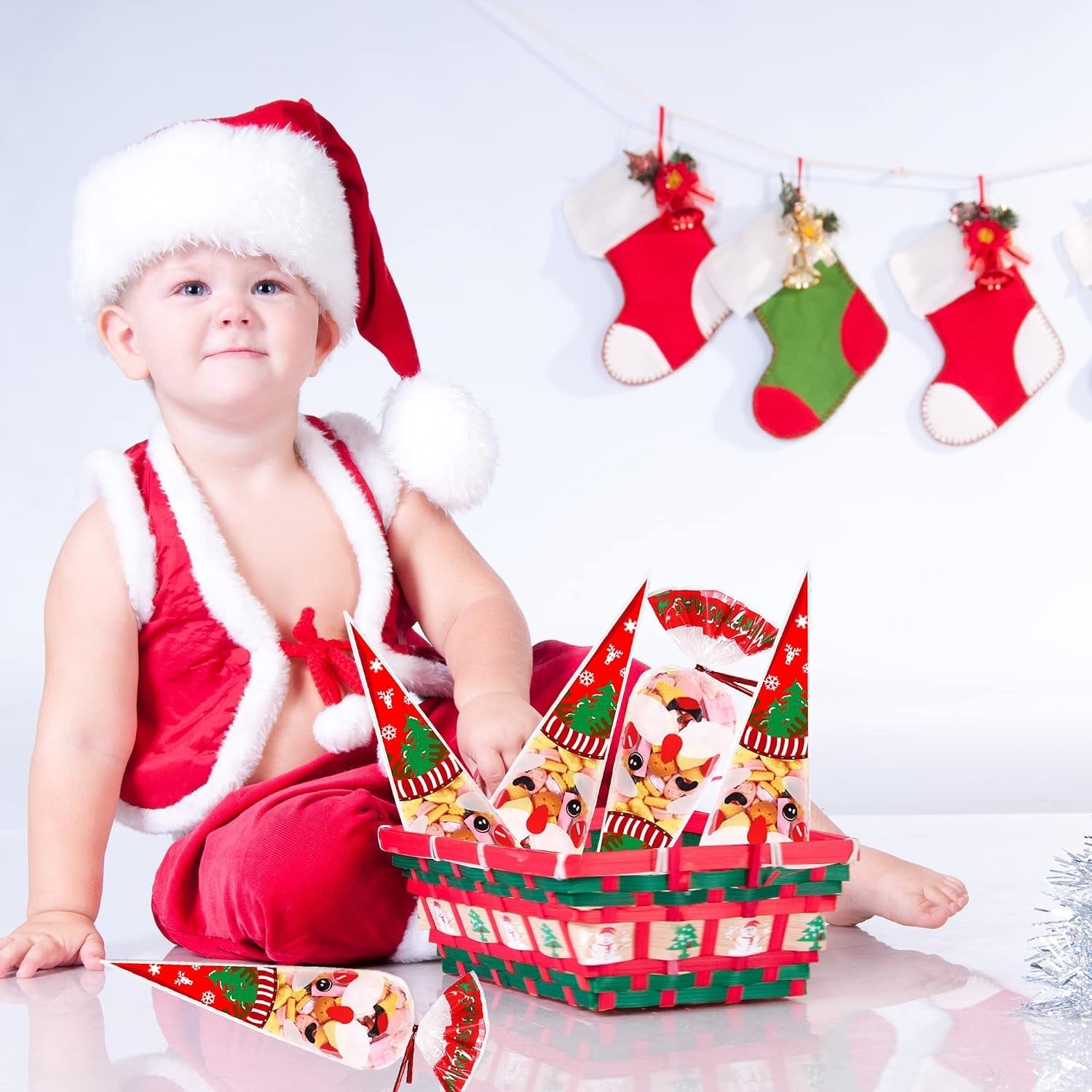100 Pack Christmas Sweet Cone Bags, Clear Cellophane Candy Treat Bags with 100 Red Twist Ties, 16 X 30Cm/6.3 X 12 Inches, Christmas Occasion