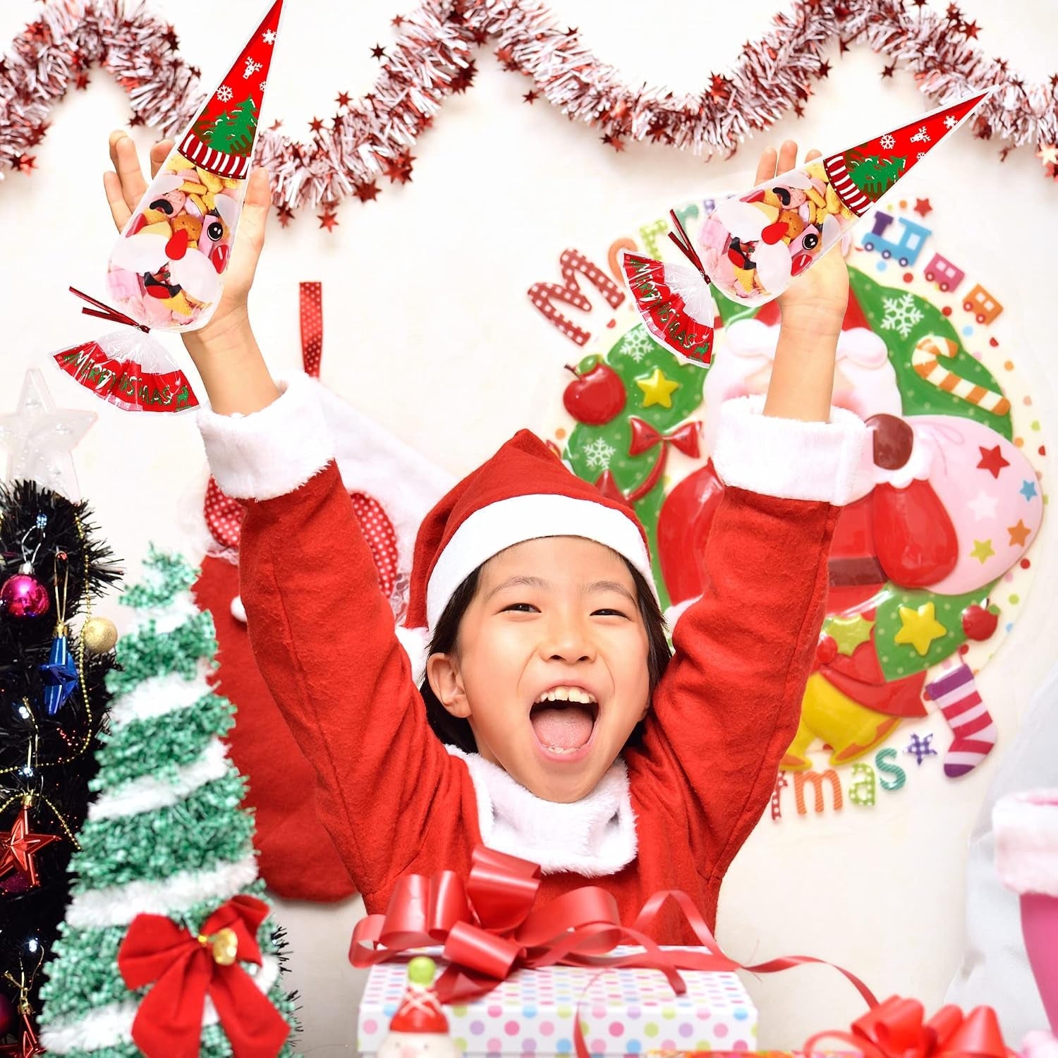 100 Pack Christmas Sweet Cone Bags, Clear Cellophane Candy Treat Bags with 100 Red Twist Ties, 16 X 30Cm/6.3 X 12 Inches, Christmas Occasion